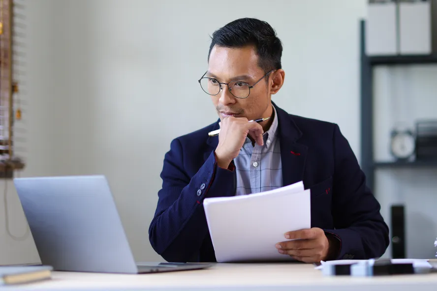 Lawyer working on laptop m-auto