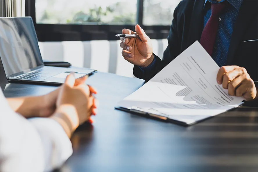 Lawyer talking to client my0 mx-auto