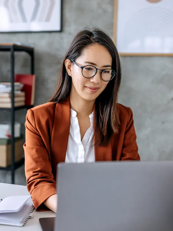 Lawyer working on laptop m-auto